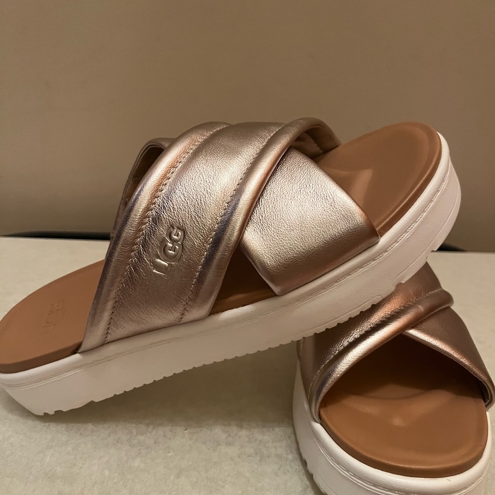 UGG Zayne Leather Platform Sandals in Metallic Pink & White Size 7.5